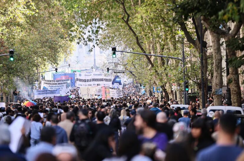 MASIVA MARCHA EN DEFENSA DE LA EDUCACIÓN PÚBLICA