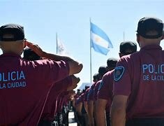 HISTORIAS DE POLICÍAS QUE DEDICAN SUS VIDAS A PROTEGER A LOS VECINOS DE LA CIUDAD