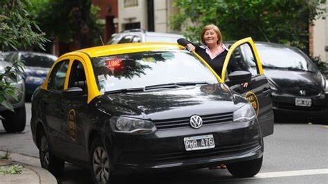 30 TAXIS PINTADOS POR RECONOCIDOS ARTISTAS CIRCULAR POR LA CIUDAD