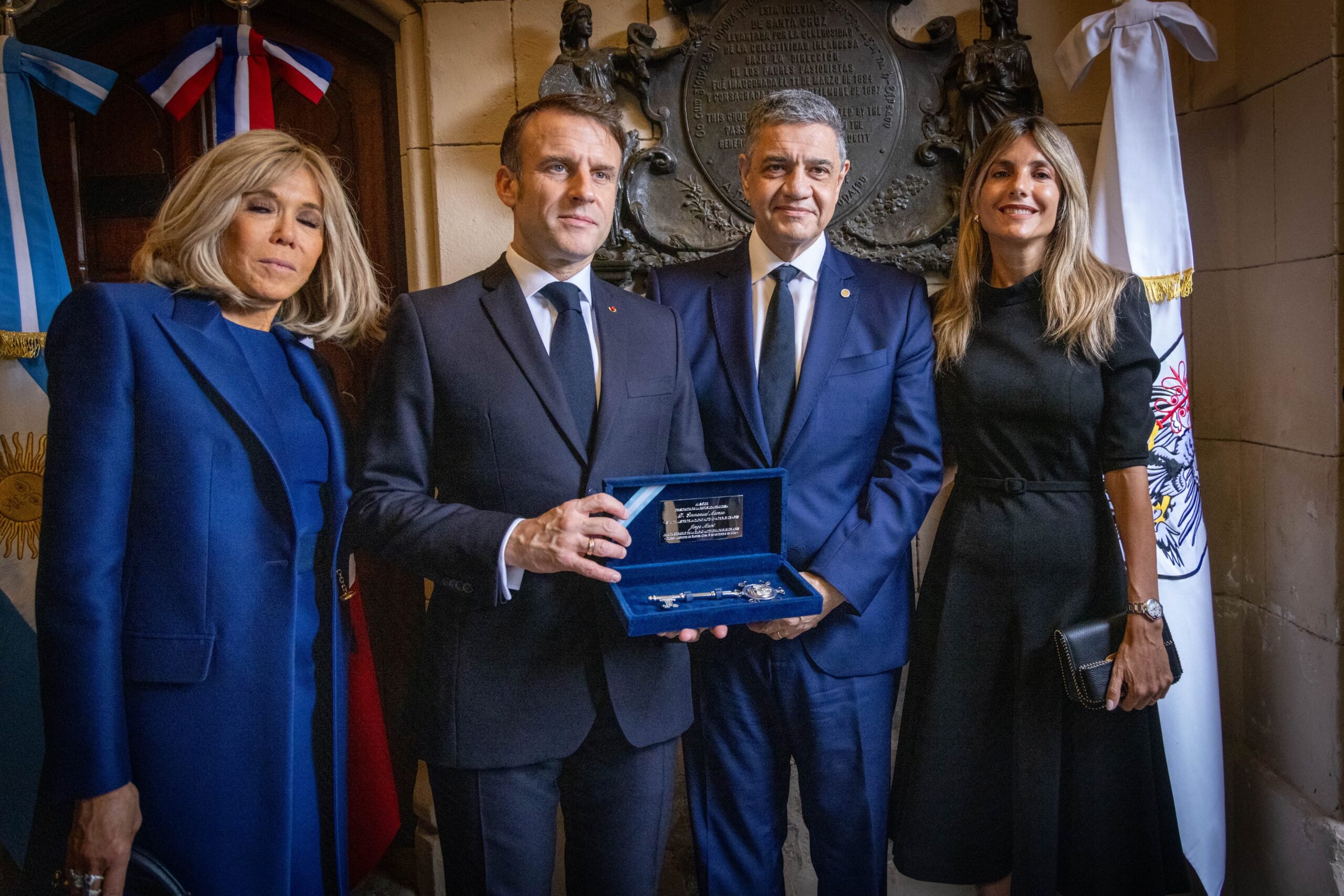 JORGE MACRI LE ENTREGÓ LA LLAVE DE LA CIUDAD AL PRESIDENTE DE FRANCIA