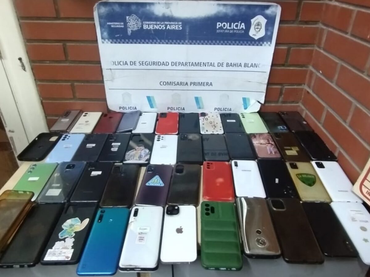 LA POLICÍA DE LA CIUDAD RECUPERÓ MÁS DE 40 CELULARES ROBADOS Y LOS DEVOLVIÓ A SUS DUEÑOS