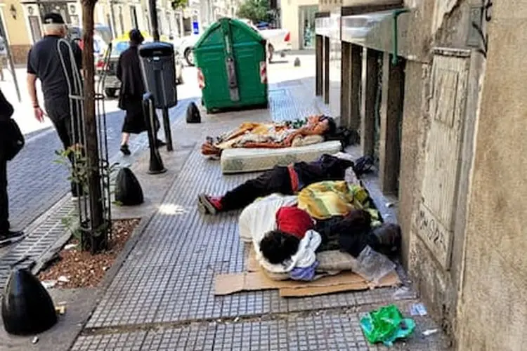 EL LEGISLADOR RAMIRO MARRA PIDIÓ LEVANTAR A LAS PERSONAS QUE DUERMEN EN LA CALLE