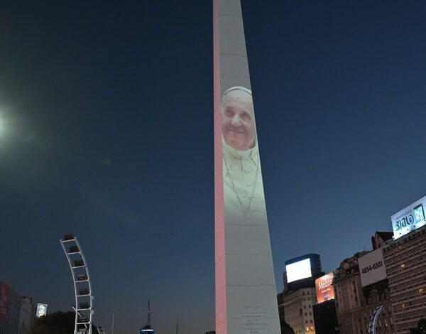 MENSAJE DE APOYO AL PAPA FRANCISCO EN EL OBELISCO