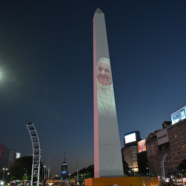 MENSAJE DE APOYO AL PAPA FRANCISCO EN EL OBELISCO