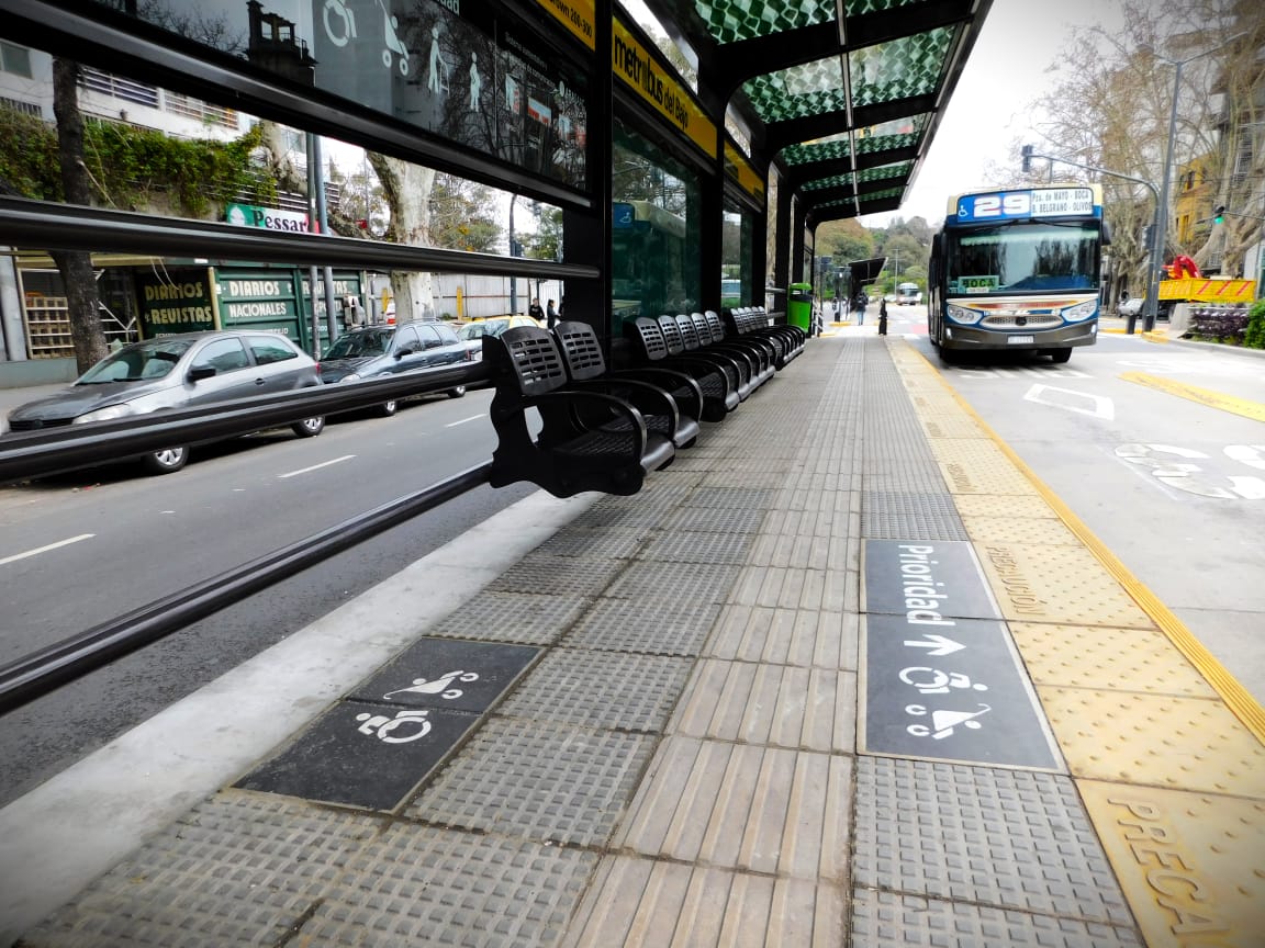 LAS PARADAS DE COLECTIVOS YA CUENTAN CON PICTOGRAMAS PARA MEJORAR LA ACCESIBILIDAD