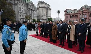 JORGE MACRI ENCABEZÓ EL IZAMIENTO DE LA BANDERA EN EL DÍA DE LA PATRIA