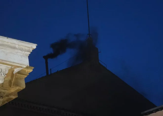 FUMATA NEGRA EN LA PRIMERA Y SEGUNDA VOTACIÓN PARA ELEGIR AL PAPA