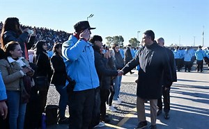 JURARON LA BANDERA LOS NUEVOS POLICÍAS Y BOMBEROS DE LA CIUDAD