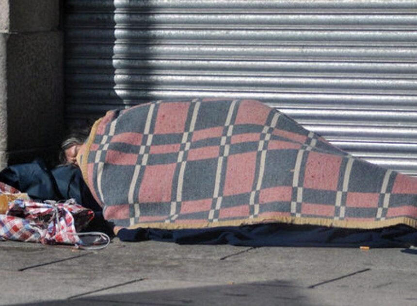 DÓNDE SE PUEDE COMER, DUCHARSE Y DORMIR SI ESTÁS EN SITUACIÓN DE CALLE