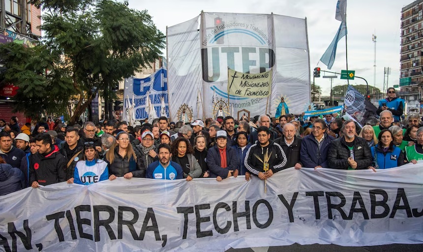 SAN CAYETANO: MOVIMIENTOS SOCIALES SE MOVILIZAN EN LA CIUDAD
