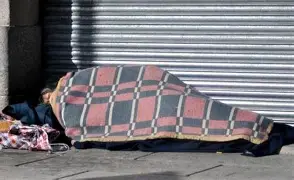 POR LAS BAJAS TEMPERATURAS, EL GOBIERNO PORTEÑO REFUERZA LA ASISTENCIA A LAS PERSONAS EN SITUACIÓN DE CALLE