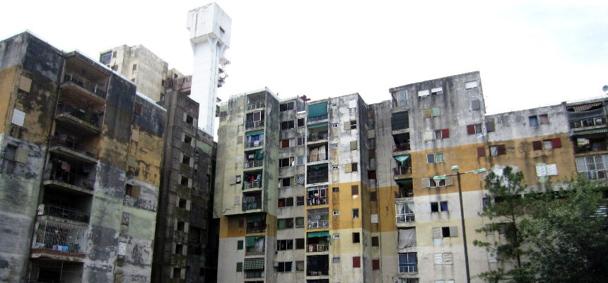 LA DEFENSORÍA DEL PUEBLO PIDIÓ SE DECLARE LA EMERGENCIA EDILICIA Y SOCIAL EN LOS COMPLEJOS HABITACIONALES DE LA CIUDAD