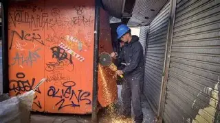 LA CIUDAD RETIRA PUESTOS DE FLORES Y DIARIOS ABANDONADOS