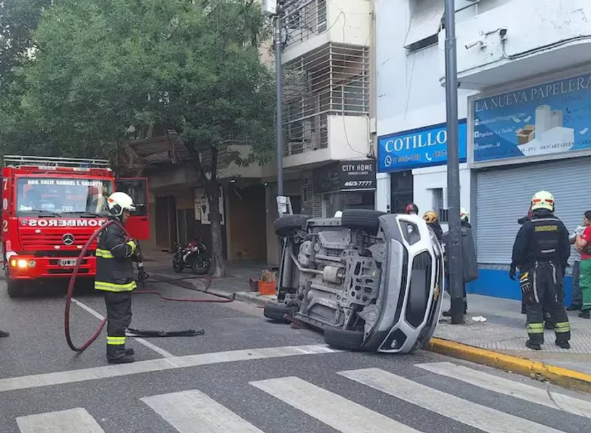 ACCIDENTE EN FLORES: UN VEHICULO VOLCÓ AL COCHAR CONTRA OTRO