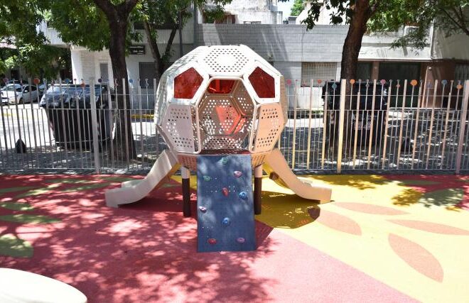 UNA PLAZOLETA EN FLORES HOMENAJEA AL PAPA FRANCISCO