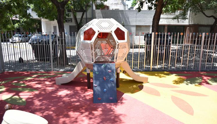 UNA PLAZOLETA EN FLORES HOMENAJEA AL PAPA FRANCISCO