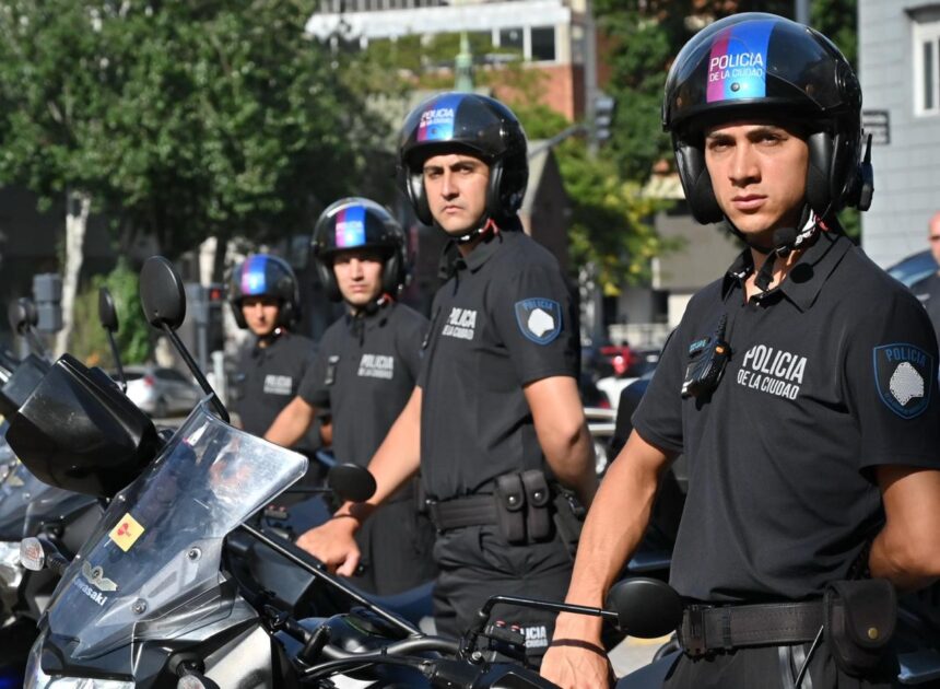 LA POLICÍA DE LA CIUDAD RENUEVA SU UNIFORME Y SU PRESENCIA TERRITORIAL