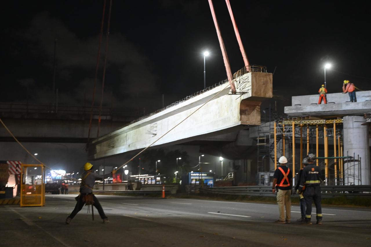 EN UN MEGAOPERATIVO NOCTURNO COLOCARON VIGAS DE 45 TONELADAS PARA AMPLIAR EL PUENTE LABRUNA SOBRE CANTILO