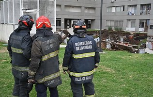 LA POLICÍA CUSTODIA LOS EDIFICIOS EVACUADOS EN EL COMPLEJO”ESTACIÓN BUENOS AIRES”