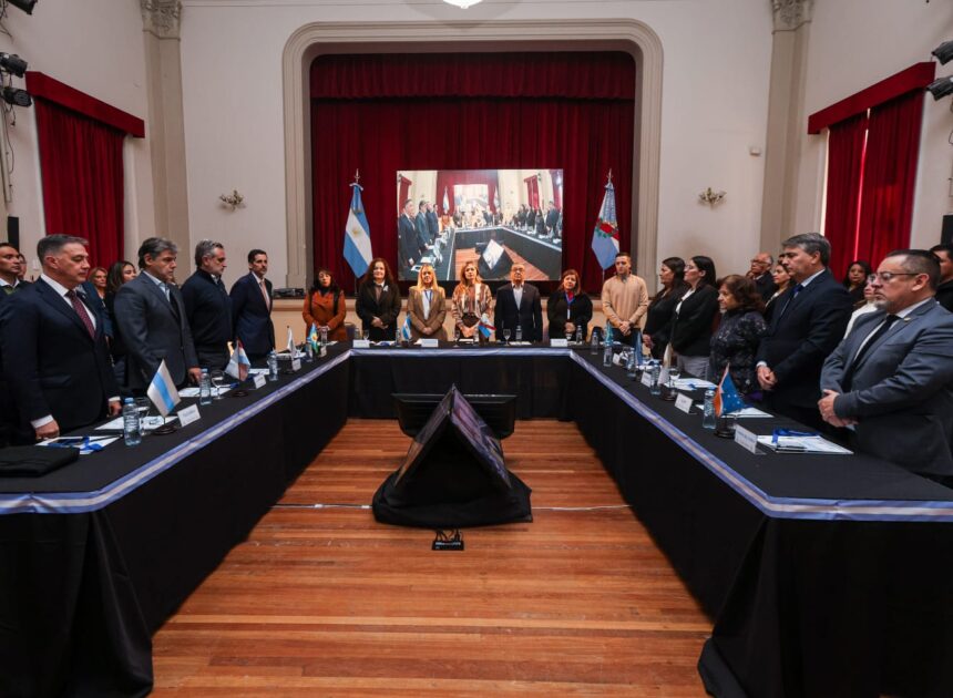 LEGISLATURAS CONECTADAS REUNIÓ EN LA RIOJA A AUTORIDADES PARLAMENTARIAS DE TODO EL PAÍS