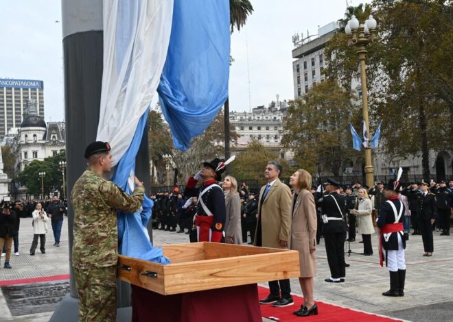 DÍA DE LA PATRIA: JORGE MACRI ENCABEZÓ EL IZAMIENTO DE LA BANDERA EN LA PLAZA DE MAYO
