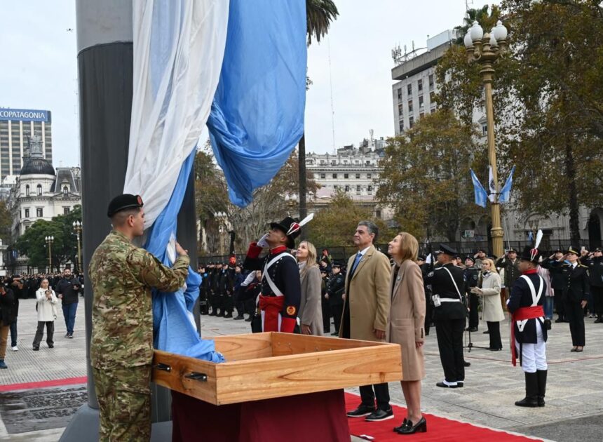 DÍA DE LA PATRIA: JORGE MACRI ENCABEZÓ EL IZAMIENTO DE LA BANDERA EN LA PLAZA DE MAYO