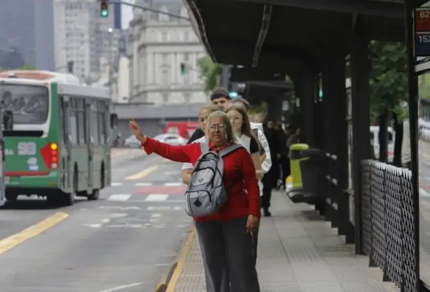 TRANSPORTES PÚBLICOS DEBERÁN GARANTIZAR NIVELES MÍNIMOS DE SERVICIOS ANTE MEDIDAS DE FUERZA GREMIALES