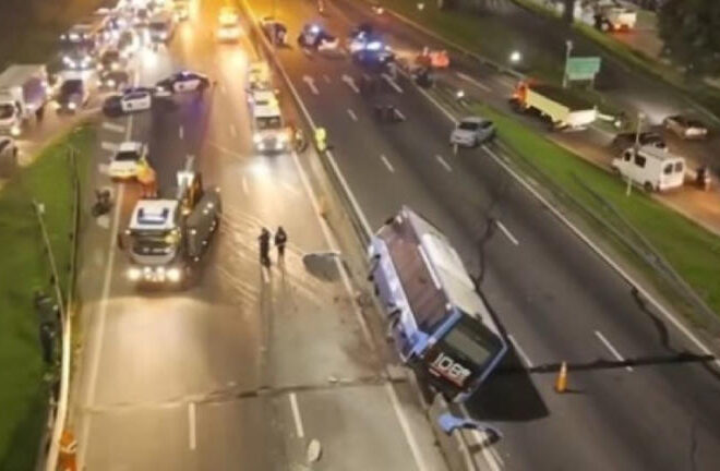 LA AV. GENERAL PAZ AMANECIÓ CORTADA EN AMBOS SENTIDOS POR UN CHOQUE