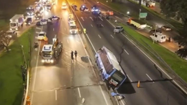 LA AV. GENERAL PAZ AMANECIÓ CORTADA EN AMBOS SENTIDOS POR UN CHOQUE